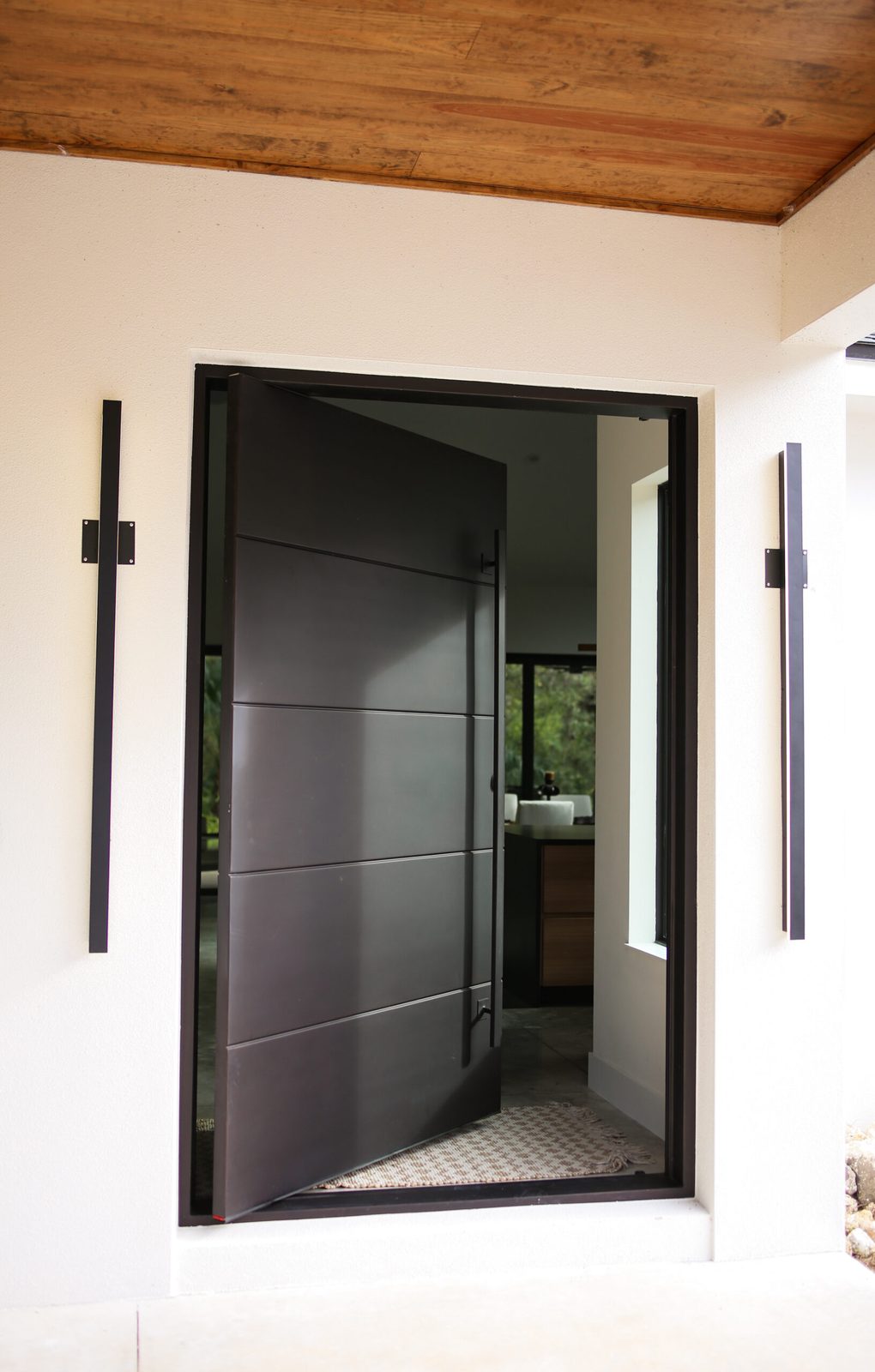 Pivot iron door — Solid pivot